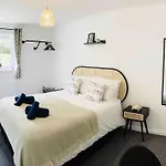 Cosy & Chic Dog Friendly Apartment, *