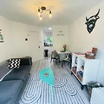 Daire Cosy & Chic Dog Friendly Apartment, *