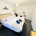 Cosy & Chic Dog Friendly Apartment, *