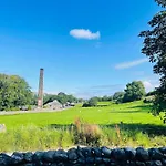 Daire Cosy & Chic Dog Friendly Apartment,
